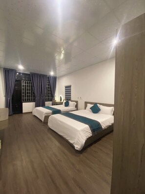 Neljän hengen standard-huone, parveke, kaupunkinäköala | Select Comfort -patjalliset sängyt, työpöytä