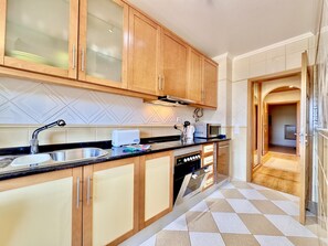 Micro-ondas, lava-louças, cafeteira/chaleira