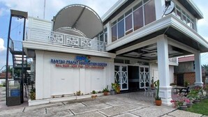 A building with a sign reading "RANTAU PRAPAT CONVENTION CENTER BALLROOM HOMES & CAFE RADIO STATION". - RPCC D'Homestay (Rantauprapat)