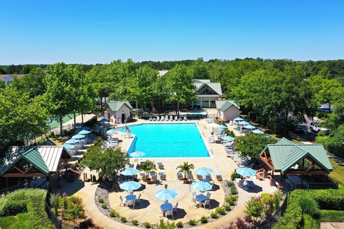 Dog Friendly, 2 Bedroom Condo in Bear Trap Dunes! Sleeps 6, WIFI, shuttle to the beach, Community Pool, Tennis, and more!