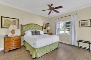 3 habitaciones, tabla de planchar con plancha, wifi y ropa de cama 