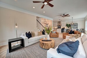 Télévision, cheminée, table de tennis de table