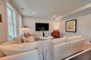 Télévision, cheminée, table de tennis de table