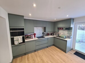 Apartment | Private kitchen | Fridge, microwave, oven, stovetop - Penmaenmawr Sea View Apartment (Penmaenmawr)