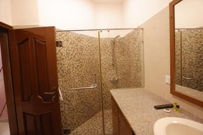 Deluxe Tek Büyük Yataklı Oda, Şehir Manzaralı | Banyo | Duş, ücretsiz banyo/kozmetik ürünleri, havlu, sabun