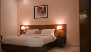 Deluxe Tek Büyük Yataklı Oda, Şehir Manzaralı | 1 yatak odası, masa, ücretsiz kablosuz İnternet 