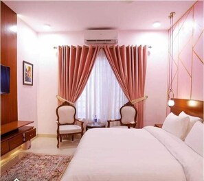 Deluxe Tek Büyük Yataklı Oda, Şehir Manzaralı | 1 yatak odası, masa, ücretsiz kablosuz İnternet