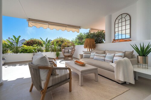 MARBELLA GEM: Stylish 2-bed retreat, near golfers paradise, dining & lifestyle.
