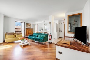 Departamento estándar, varias habitaciones (Casa Del Profeta) | Área de sala de estar | Smart TV 