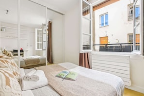 1 habitación, escritorio, tabla de planchar con plancha y cuna de viaje