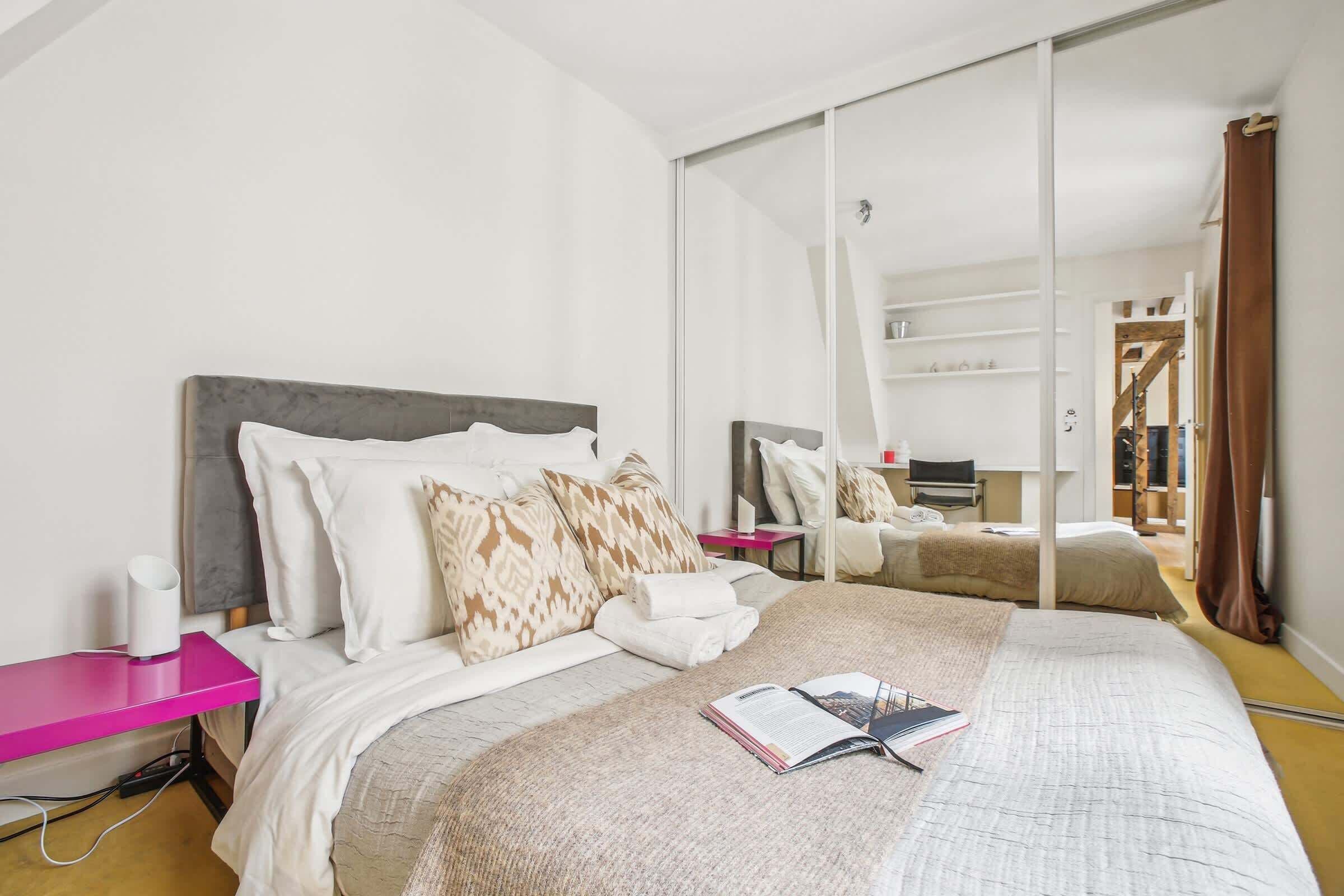 1 slaapkamer, een bureau, een strijkplank/strijkijzer, reisbedje