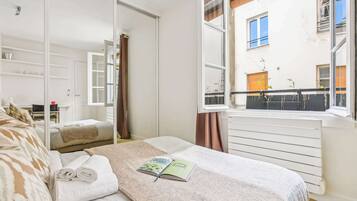 1 chambre, bureau, fer et planche à repasser, lit parapluie