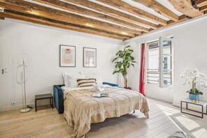 1 habitación, escritorio, tabla de planchar con plancha y cuna de viaje 