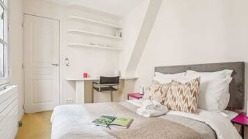 1 camera, una scrivania, ferro/asse da stiro, culla da viaggio