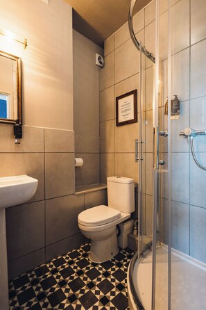 プレミアム ダブルルーム ダブルベッド 1 台 | バスルーム | シャワー、タオル