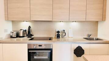 Køleskab, mikrobølgeovn, ovn, kogeplade