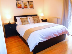 1 間睡房、書桌、熨斗/熨衫板、可攜式嬰兒床