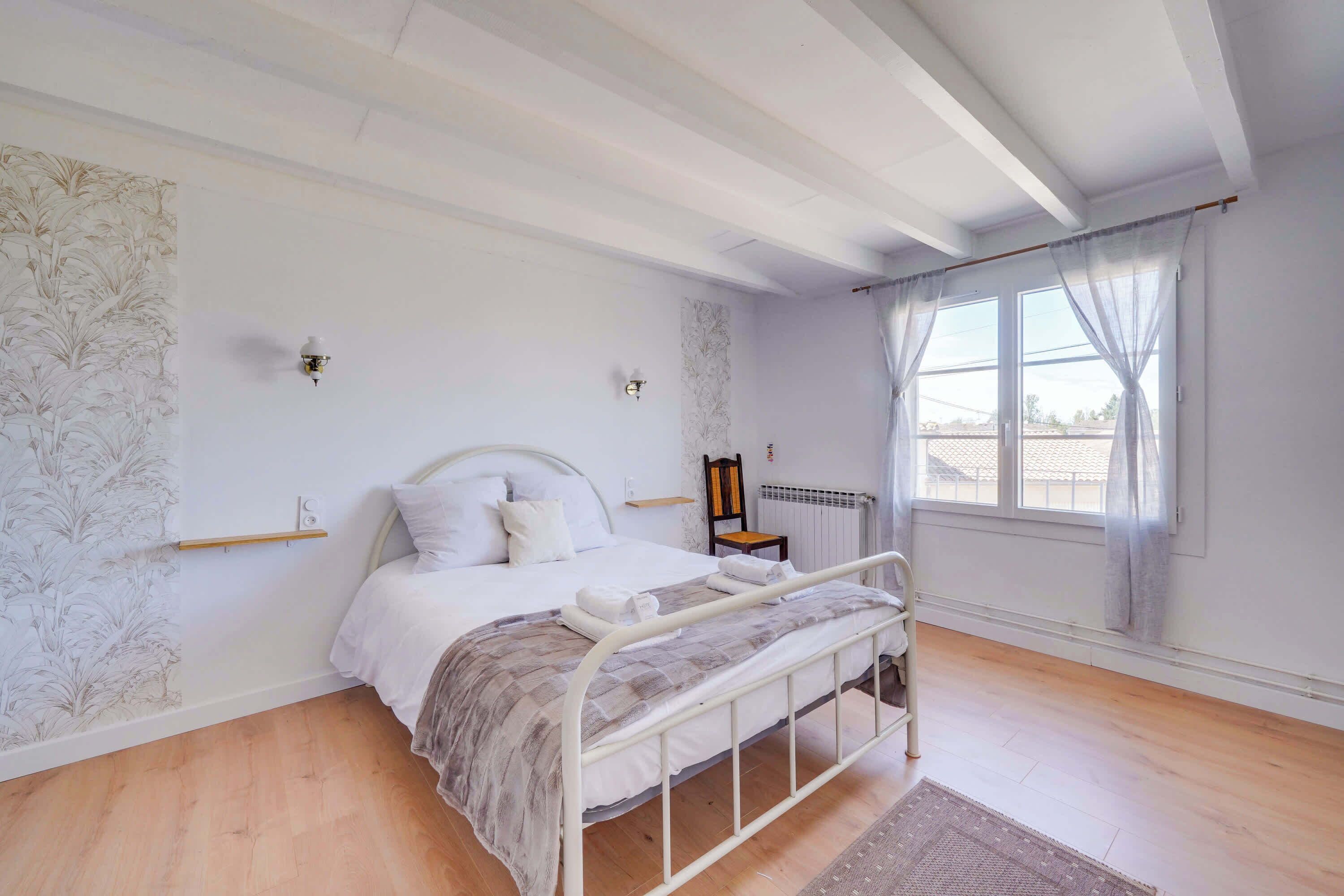 4 bedrooms, desk, iron/ironing board, WiFi