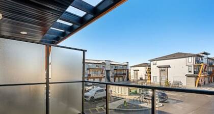 New Townhouse mins to South Health Campus & YMCA