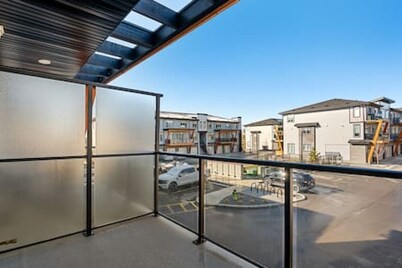 New Townhouse mins to South Health Campus & YMCA