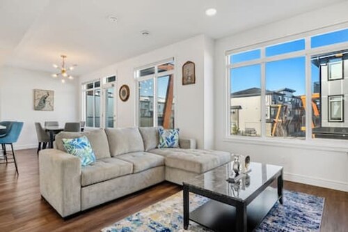 New Townhouse mins to South Health Campus & YMCA