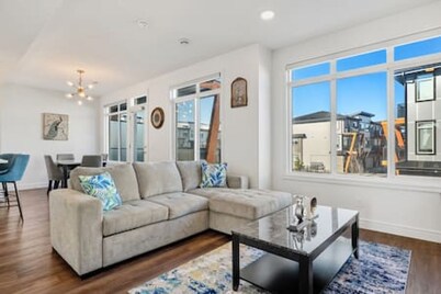 New Townhouse mins to South Health Campus & YMCA