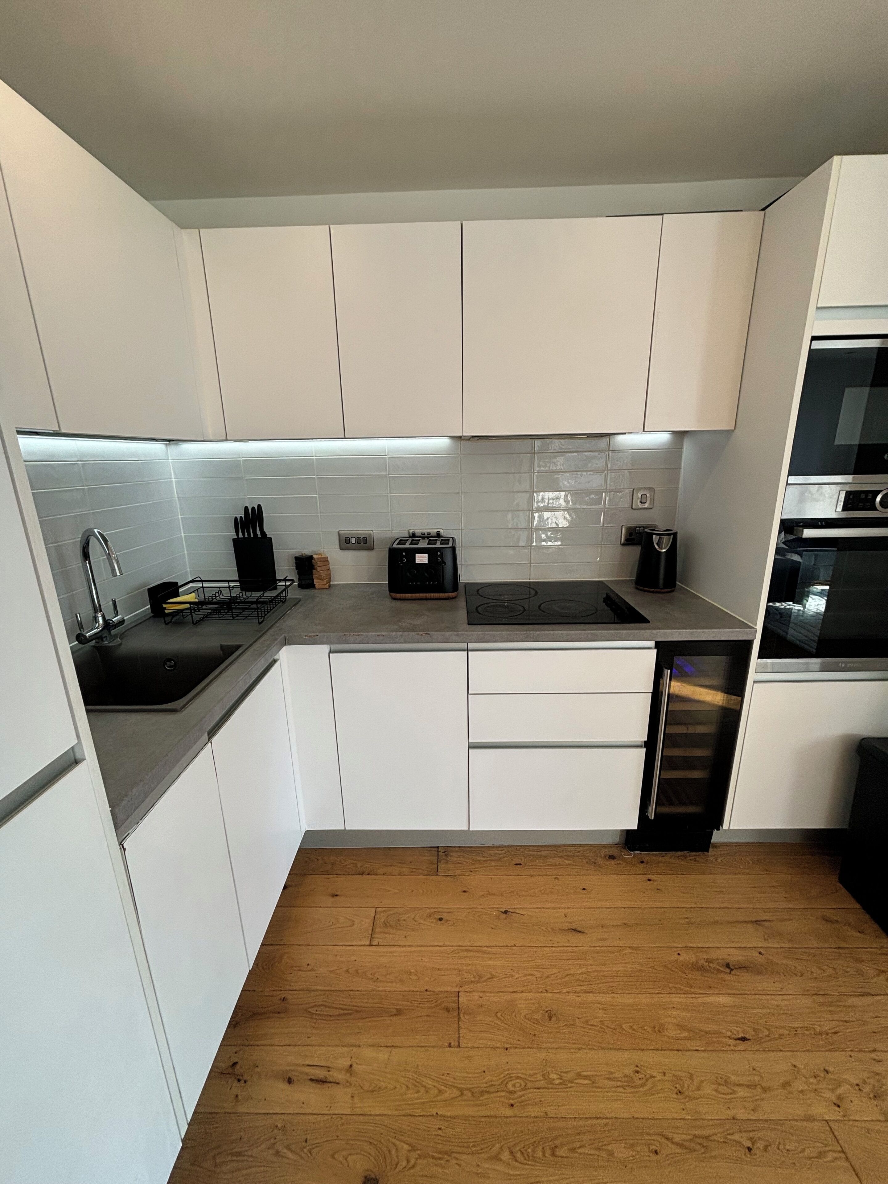 冷蔵庫、電子レンジ、オーブン、コンロ