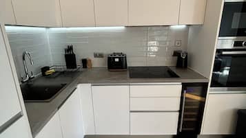 Kylskåp, mikrovågsugn, ugn och spishäll