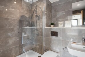 Serviettes fournies, savon, papier toilette