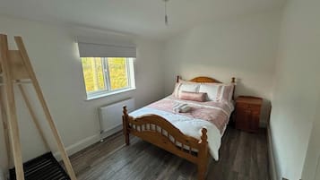 Casa | 3 dormitoris, planxa i posts de planxar, wifi gratuïta i roba de llit