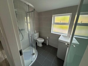 House | Bathroom | Shower, hair dryer, towels - Nature Lovers Family Home - 3 Bed 2 Bath (Ballyvourney)