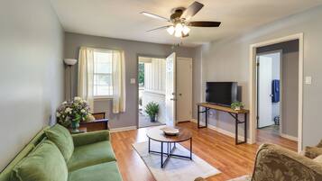 House (2 Bedrooms) | Living area