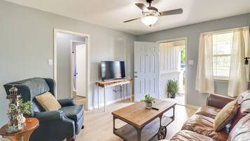 House (2 Bedrooms) | Living area | TV