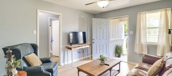 Walk to Eats & Entertainment: Home in Brookhaven