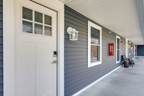 3 Mi to Beach & Pier: Pet-friendly Cape Cod Apt!