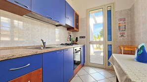 Fridge, oven, stovetop, coffee/tea maker
