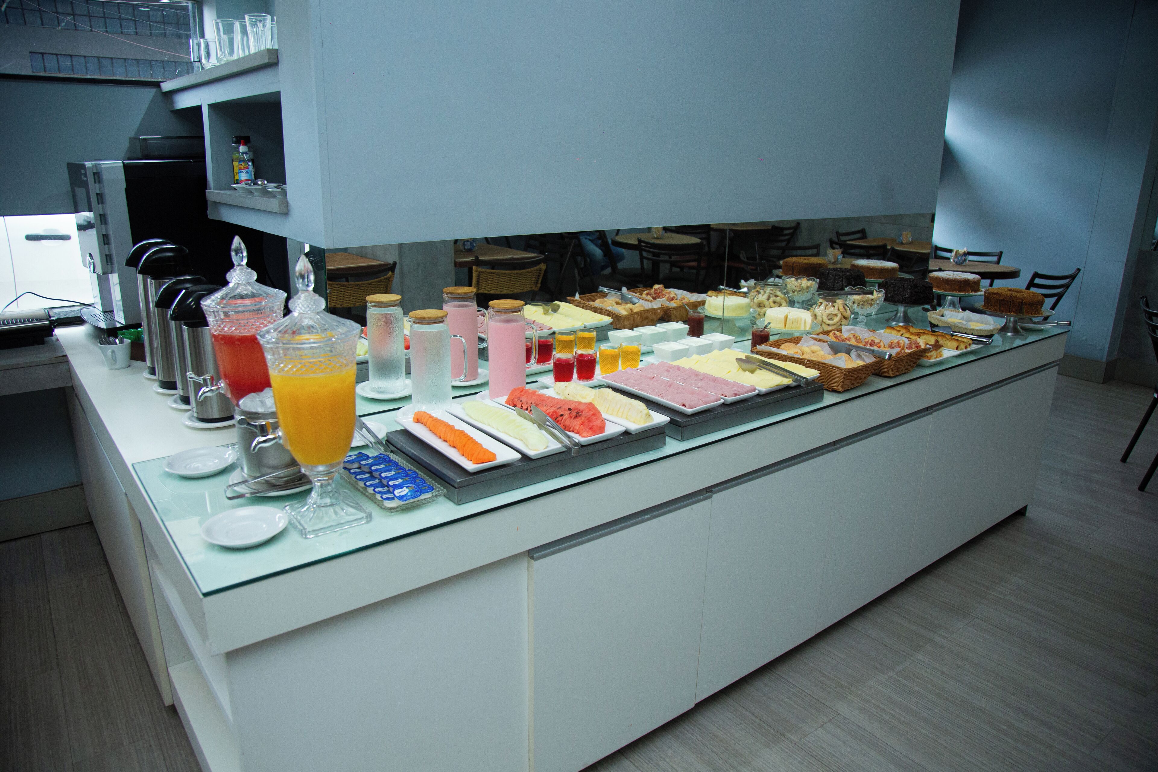 Café da manhã completo grátis todos os dias