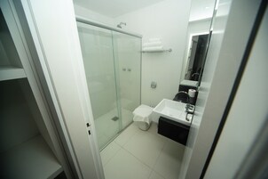 Habitación superior con 2 camas individuales, 2 camas individuales | Baño | Bidé