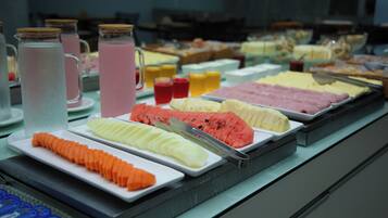Um buffet com diversos alimentos e bebidas.