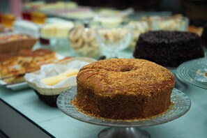 Café da manhã completo grátis todos os dias
