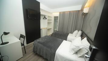 Superior-Zweibettzimmer, 2 Einzelbetten | 1 Schlafzimmer, Schreibtisch, laptopgeeigneter Arbeitsplatz