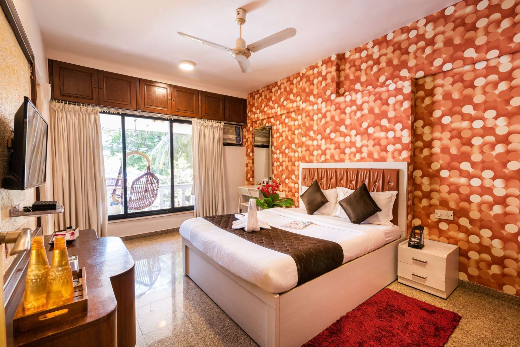 4 bedrooms, desk, iron/ironing board, WiFi