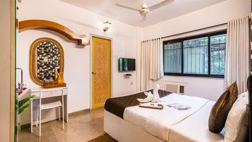 4 bedrooms, desk, iron/ironing board, WiFi