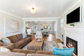 Smart TV, fireplace, ping pong, books