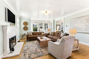 Een smart-tv, een open haard, een tafeltennistafel en boeken