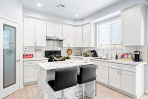 4 bedrooms, Internet - Modern Spacious Home Bright Family Group Friendly (La Puente)