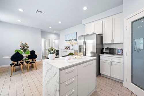 Modern Spacious Home Bright Family Group Friendly