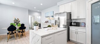 Modern Spacious Home Bright Family Group Friendly