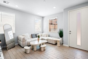 House | 4 bedrooms, Internet - Modern Spacious Home Bright Family Group Friendly (La Puente)