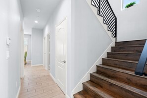 4 bedrooms, Internet - Modern Spacious Home Bright Family Group Friendly (La Puente)